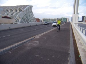 Un ciclista atraviesa el puente de Calatrava de L´Assut de L´Or/eu Un ciclista atraviesa el puente de Calatrava de L´Assut de L´Or/eu