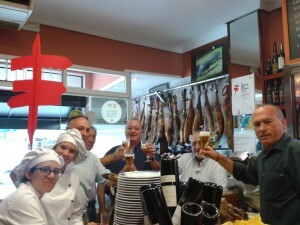 Los trabajadores de un local festejan el día de la Tapa/fed. hostelería