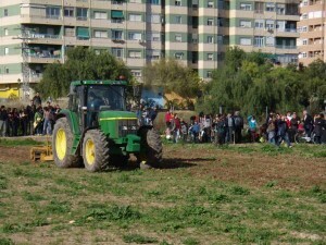 Un tractor rotura la tierra en uno de los huertos urbanos de Benimaclet/aavv Un tractor rotura la tierra en uno de los huertos urbanos de Benimaclet/aavv