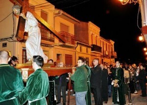 Paso de Jesús con la Cruz a hombros de sus cofrades por las calles del Cabanyal el Miércoles Santo/rafael montesinos