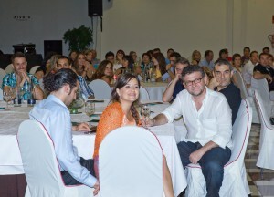 Mesa de la cena de gala con actores y otros asistentes/vlcciudad