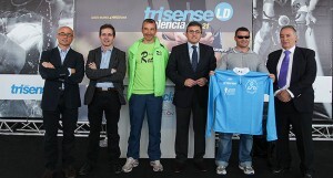 El concejal Cristóbal Grau y representantes de los colectivos del triatlón en la presentación de una prueba