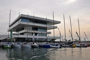 Varias embarcaciones atracadas delante del Veles e Vents Varias embarcaciones atracadas delante del Veles e Vents