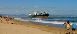 La playa de El Saler ha sido un foco de atracción turística para ver los dos grandes mercantes varados/r.d.