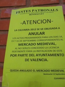 Cartel que colocaron los clavarios en las calles para explicar la suspensión del mercado medieval/vlcciudad