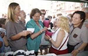 La concejala Lourdes Bernal con la alcaldesa en la inauguración del jardín de Torrefiel/vlc