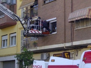 Los bomberos acceden a la ventana para sacar al enfermo/m.c.