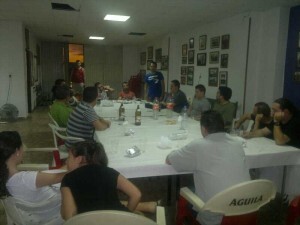 Reunión de la directiva, con el presidente, Jordi Simó, de pie, con los representantes de las bandas de cornetas y tambores preparatoria del certamen/granaderos cabanyal