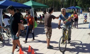 El portavoz Joan Ribó circula en bici por el circuito/g.g.