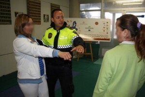 Un agente explica a dos mujeres como protegerse en caso de ataque/plv