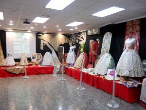 Vista general de la muestra de Taller de Indumentaria en Gayano Lluch Vista general de la muestra de Taller de Indumentaria en Gayano Lluch