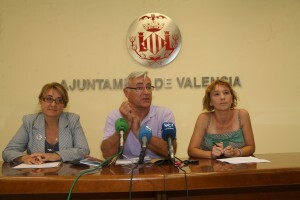 El portavoz de Compromís, Joan Ribó, con las dos concejales, Consol Castillo y Pilar Soriano/compromís