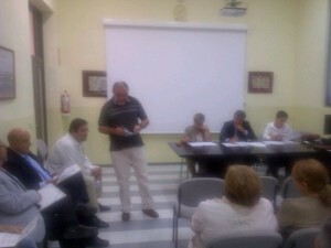 Un vocal socialista explica como está una zona del barrio a los vocales del PP/vlcciudad