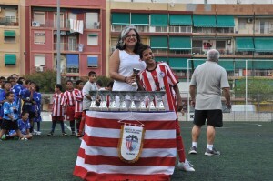 La mesa con los trofeos entregados después del encuentro