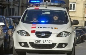 Un vehículo de los Mossos d´Esquadra patrulla por Lleída
