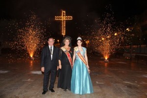 La clavariesa mayor y la reina de las fiestas, madre e hija, al finalizar la procesión el domingo