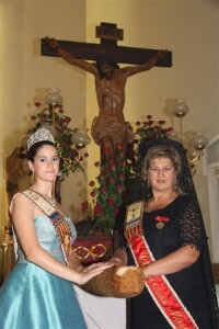 Las dos máximas representantes de las fiestas delante del Cristo 