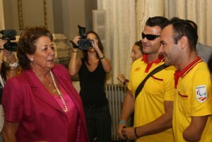 La alcaldesa conversa con dos de los deportistas/ayto. vlc