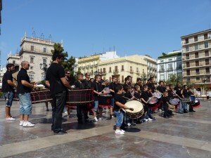 El grupo de tambores de Alzira durante la tamborada en la plaza de la Virgen/jhazlira