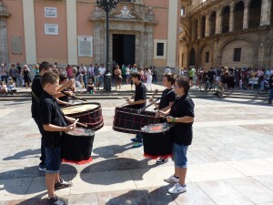 Un grupo de tambores con la Basílica al fondo/jhssalzira