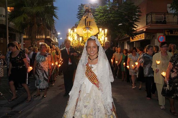 La Fallera Mayor Infantil en la procesión de la Virgen de la Luz de Xirivella/armando romero