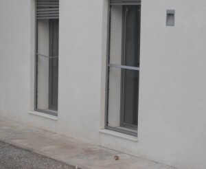 Una de las ventanas rotas del antiguo balneario/eu