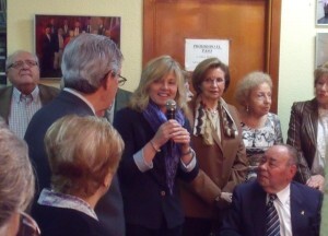 La concejala Albert en un acto de personas mayores La concejala Albert en un acto de personas mayores