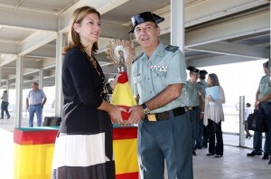 La delegada del Gobierno y el general de la Guardia Civil con la figura de La Pilarica/dgobvlc