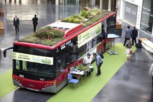La EMT ha cedido un bús para Iberflora y lo cubren con un manto verde/emt