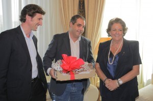 La alcaldesa recibe la Mocadorá del los directivos del Gremio/vlcciudad