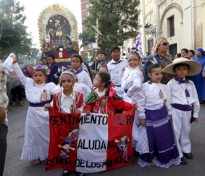 Un grupo de niños participa en la procesión al patrón de Perú/javier peiró-AVAN