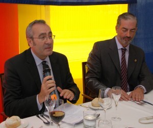 El presidente del Organismo Puertos del Estado hablando a los asistentes al almuerzo/p.c.