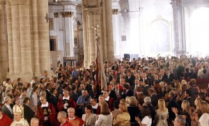 Una multitud de personas asistió al acto religioso de la procesión cívica/AVAN