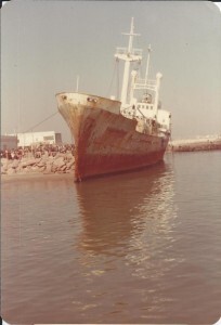 El barco que encalló en la zona en la década de los años 80/sergio galindo