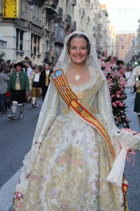 La Fallera Mayor de Valencia 2013 en la ofrenda como fallera mayor de su comisión este año