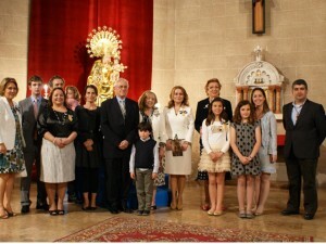 Los clavarios de los altares y la Honorable Clavariesa en el Besamanos de 2012 Los clavarios de los altares y la Honorable Clavariesa en el Besamanos de 2012