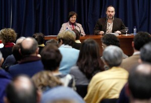 La presidenta del Foro de Laicos en una conferencia en el Centro Arrupe