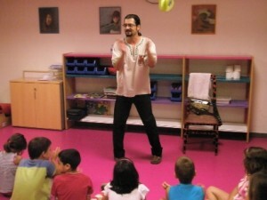 Un cuentacuentos en una biblioteca pública