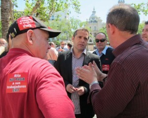 Amadeu Sanchis conversa con el presidente del comité de empresa de la EMT y otro miembro/eu