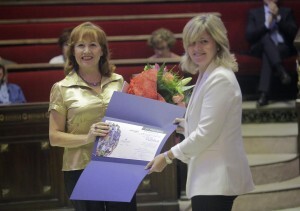 La ganadora del certamen recibe el premio de la edil Ana Albert/ayto valencia