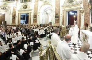 Interior de la Basílica en el acto de vestición de los nuevos 12 escolanes/avan