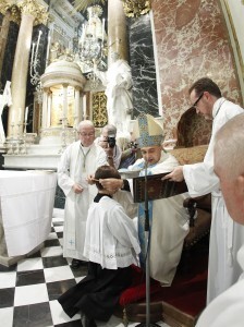 El obispo bendice a uno de los nuevos escolanes/avan