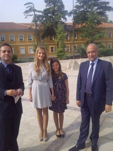 El portavoz de EU, las Falleras Mayores de Valencia de 2013 y el edil de Fiestas, Francisco Lledó/vlcciudad