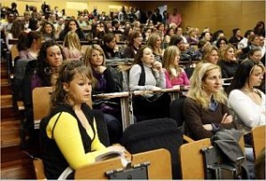 Asistentes a las jornadas sobre el mundo gitano celebradas en el complejo de la Petxina/fm Asistentes a las jornadas sobre el mundo gitano celebradas en el complejo de la Petxina/fm