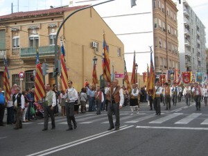 Los falleros portan distintas Senyeras y los estandartes de las comisiones/veusdefesta