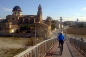 Vista de la iglesia de La Punta con las edificaciones contiguas donde estará el nuevo centro