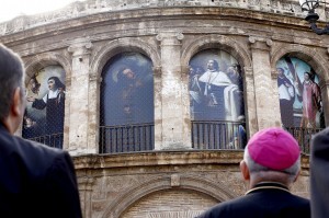 El prelado valenciano Carlos Osoro contempla las lonas instaladas en la zona exterior de La Seo/alberto saiz/avan