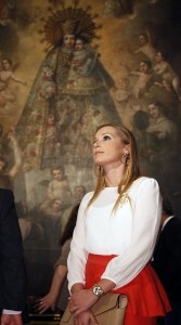 La Fallera Mayor de Valencia, Sandra Muñoz, cierra su ¨reinado¨acompañando a los más desamparados/alberto saiz