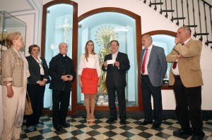 Los representantes de Maides con la fallera mayor, Sandra Muñoz, en el Museo de la Basílica/a.saiz