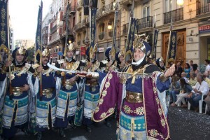 Una de las comparsas moras en la Entrada del año pasado/manolo guallart Una de las comparsas moras en la Entrada del año pasado/manolo guallart